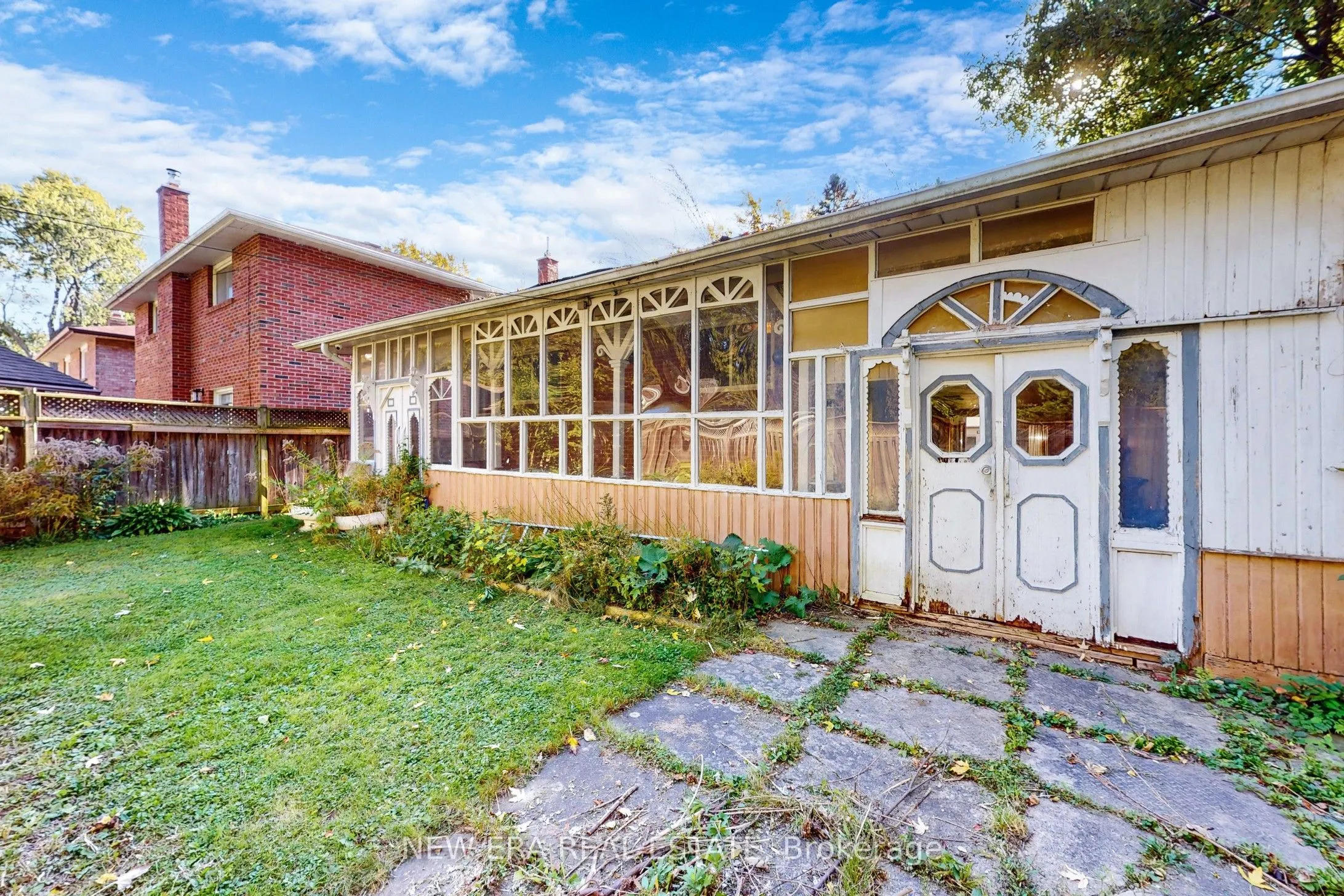 875 Hampton Crescent