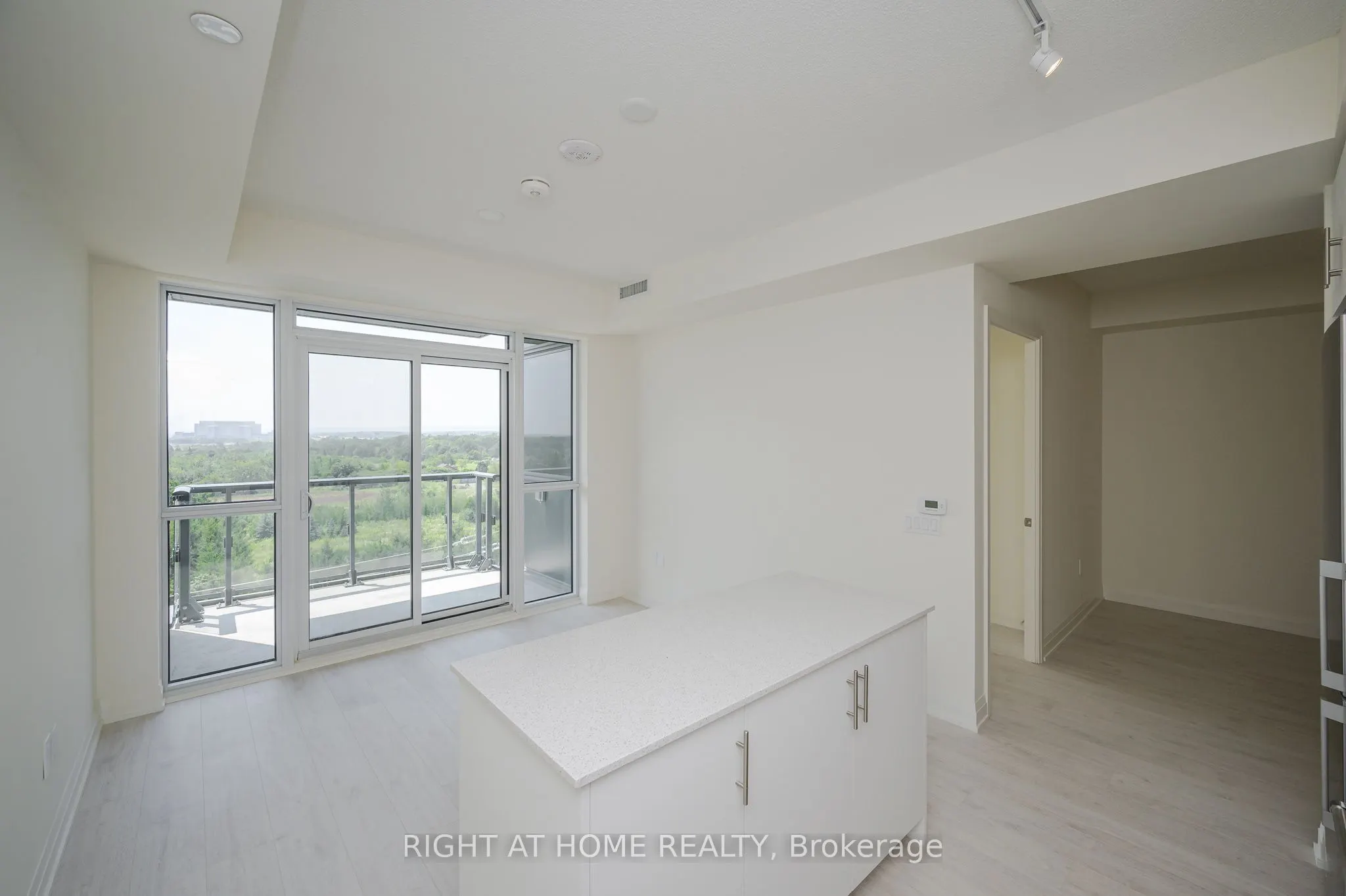 509 Dundas Street W, #605