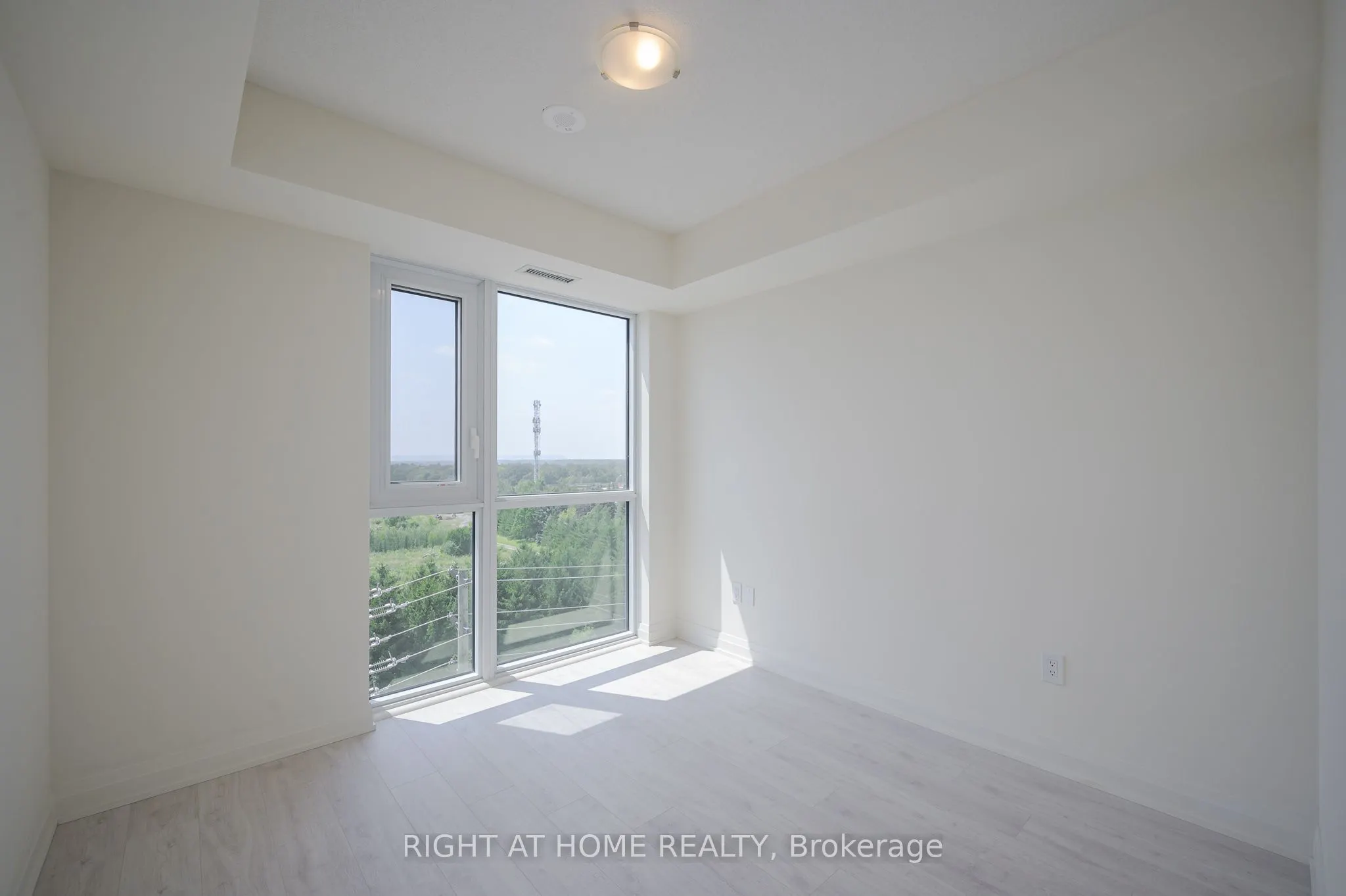 509 Dundas Street W, #605