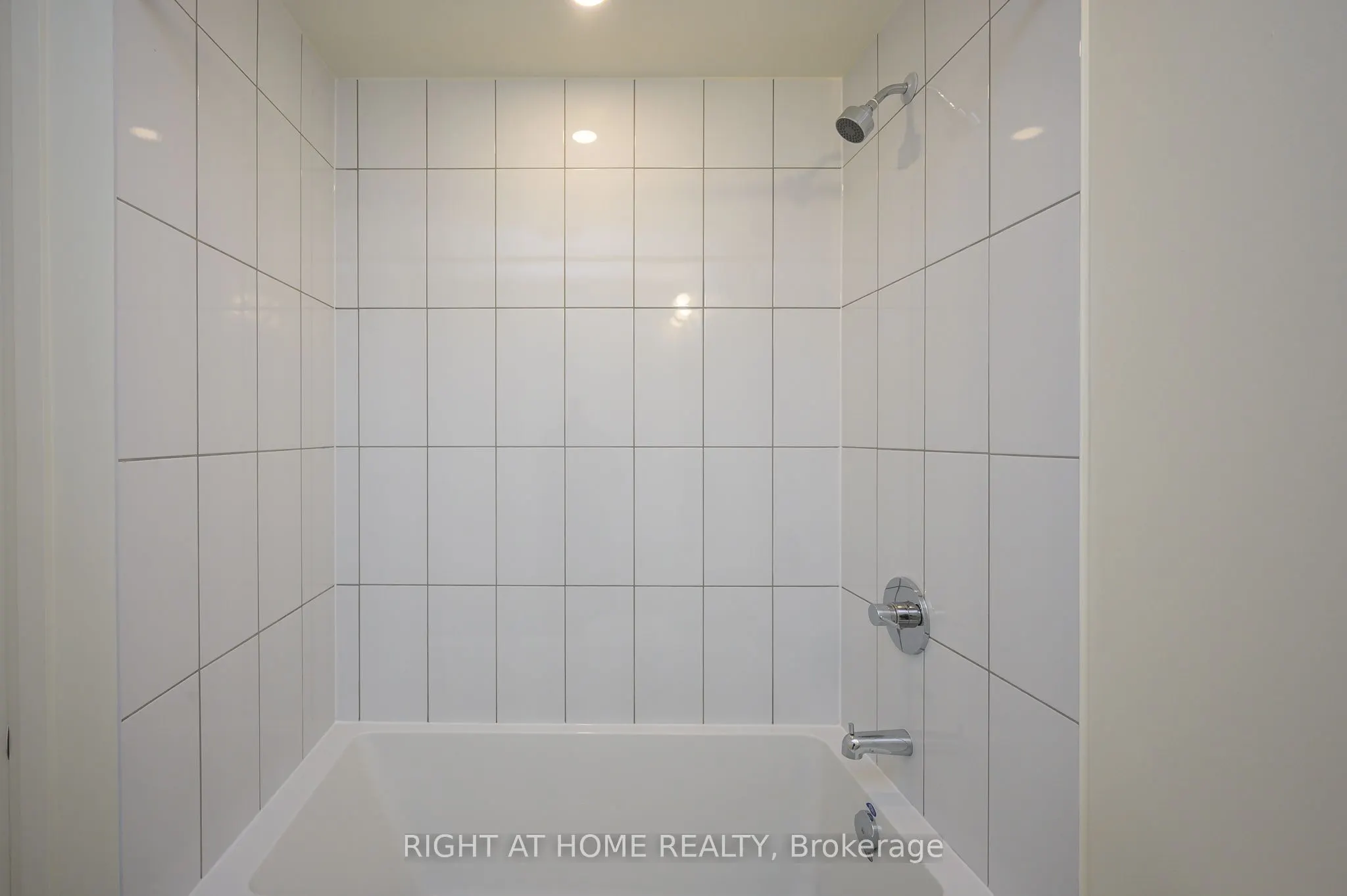 509 Dundas Street W, #605