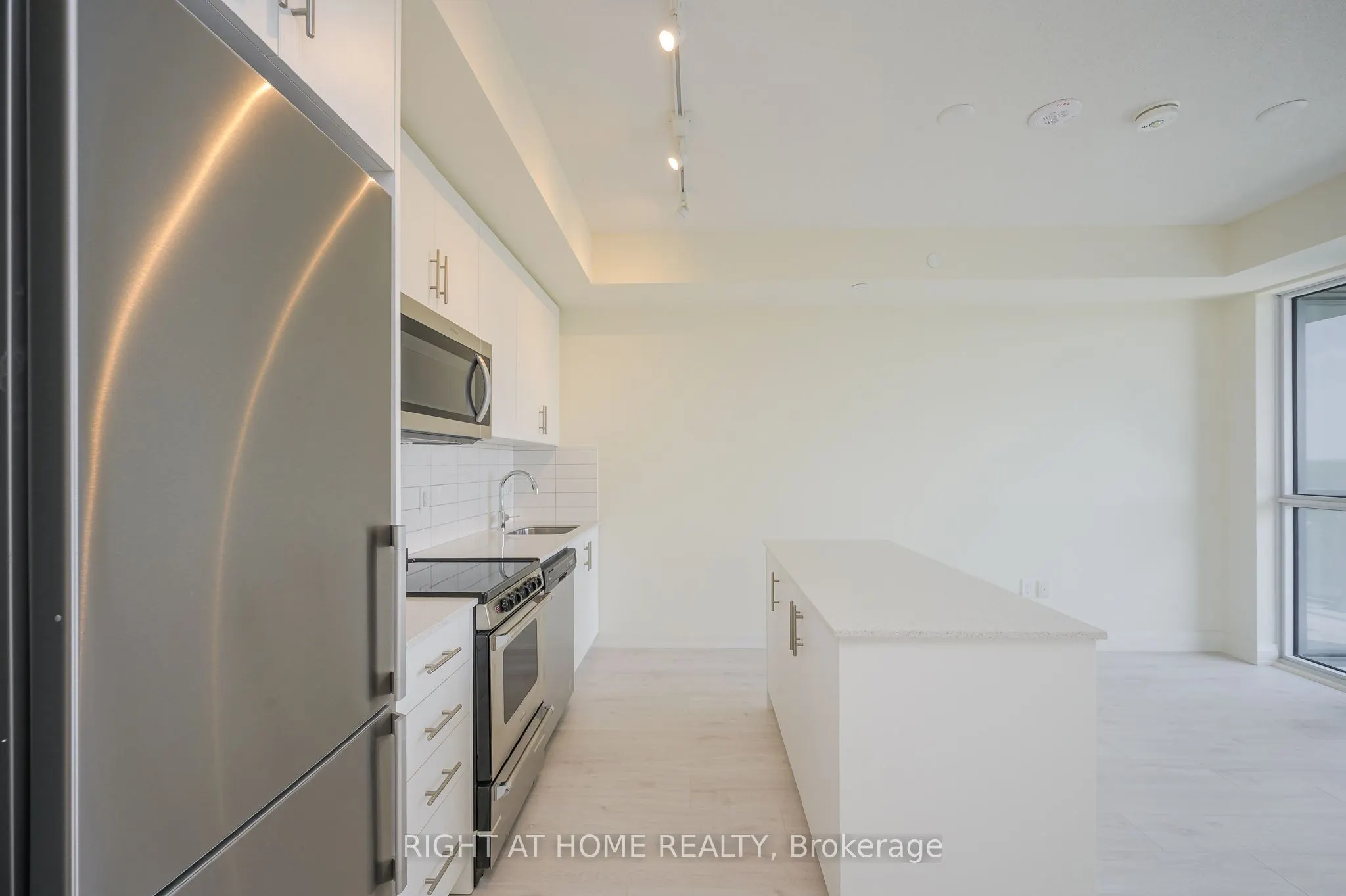 509 Dundas Street W, #605