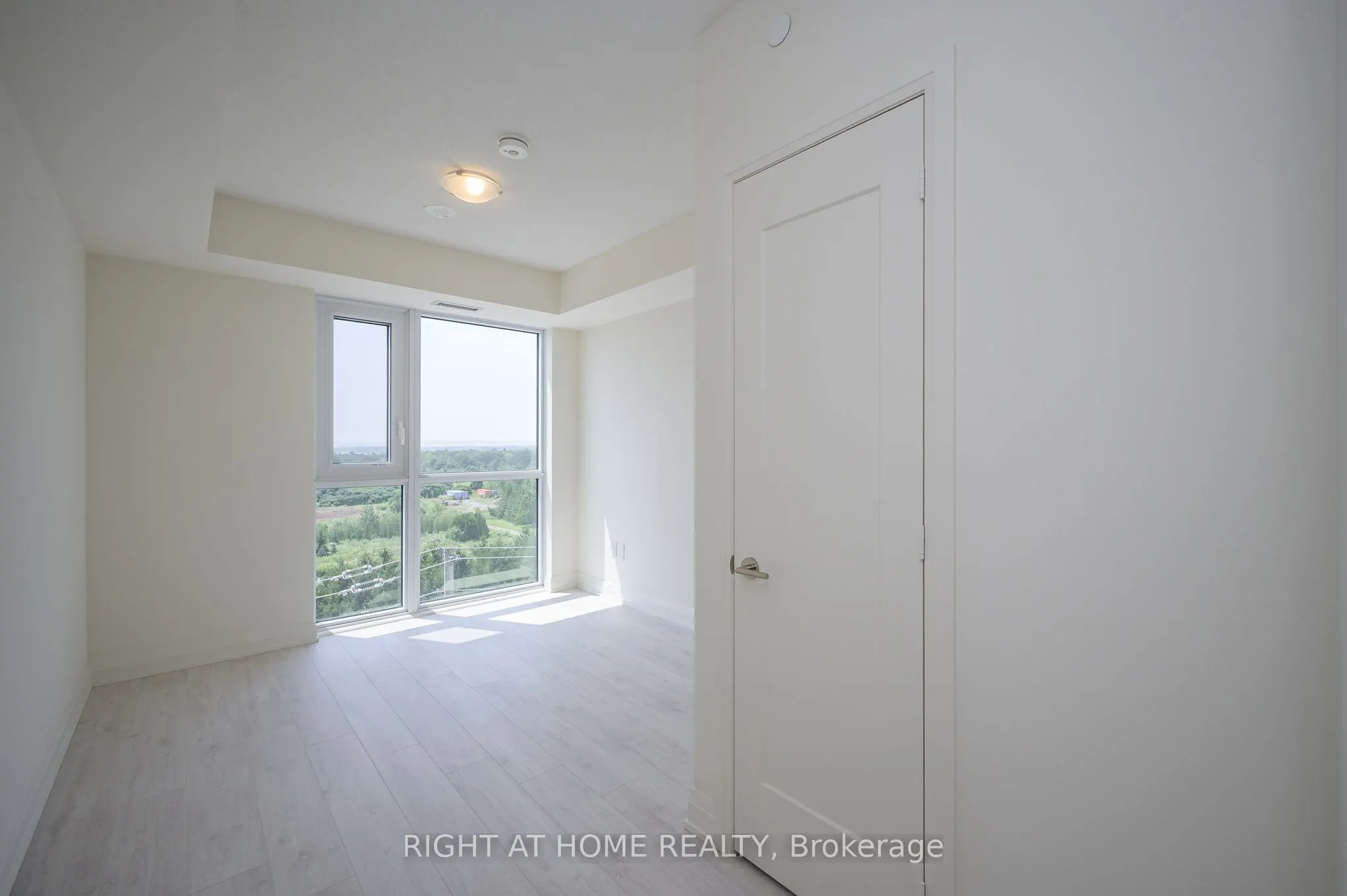 509 Dundas Street W, #605