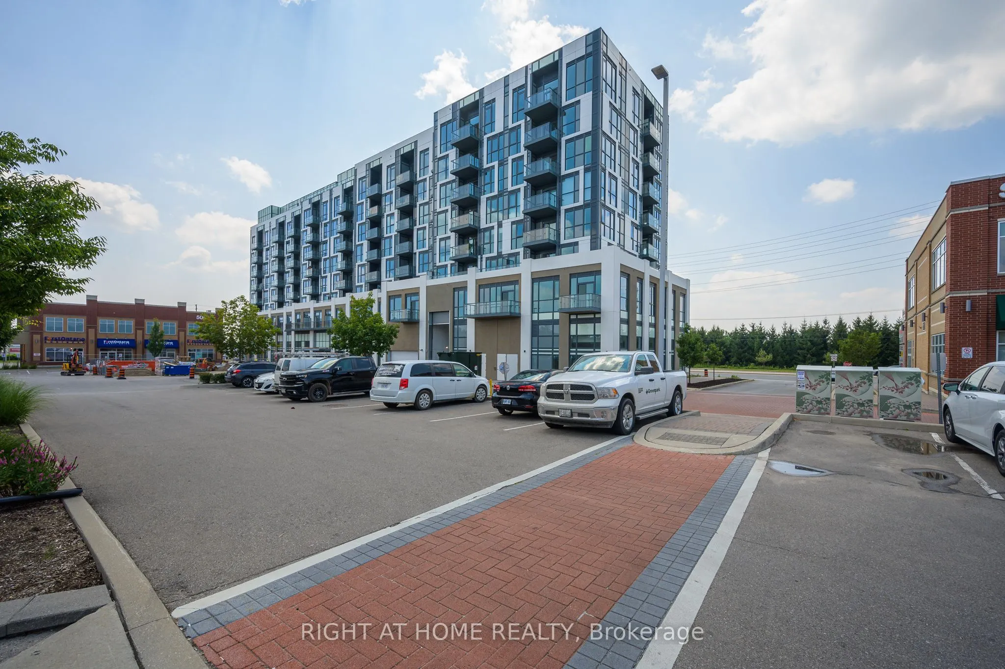 509 Dundas Street W, #605
