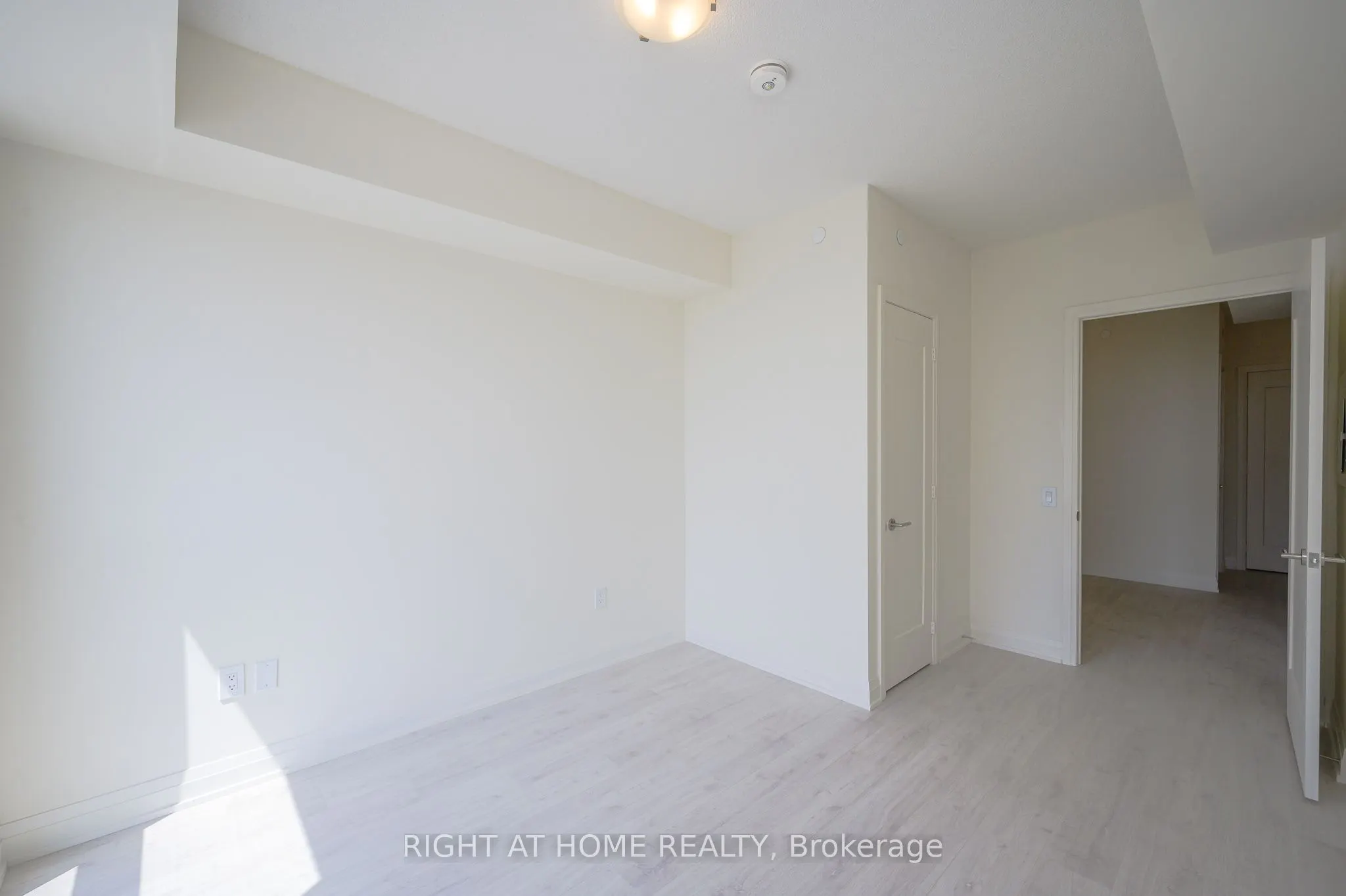 509 Dundas Street W, #605