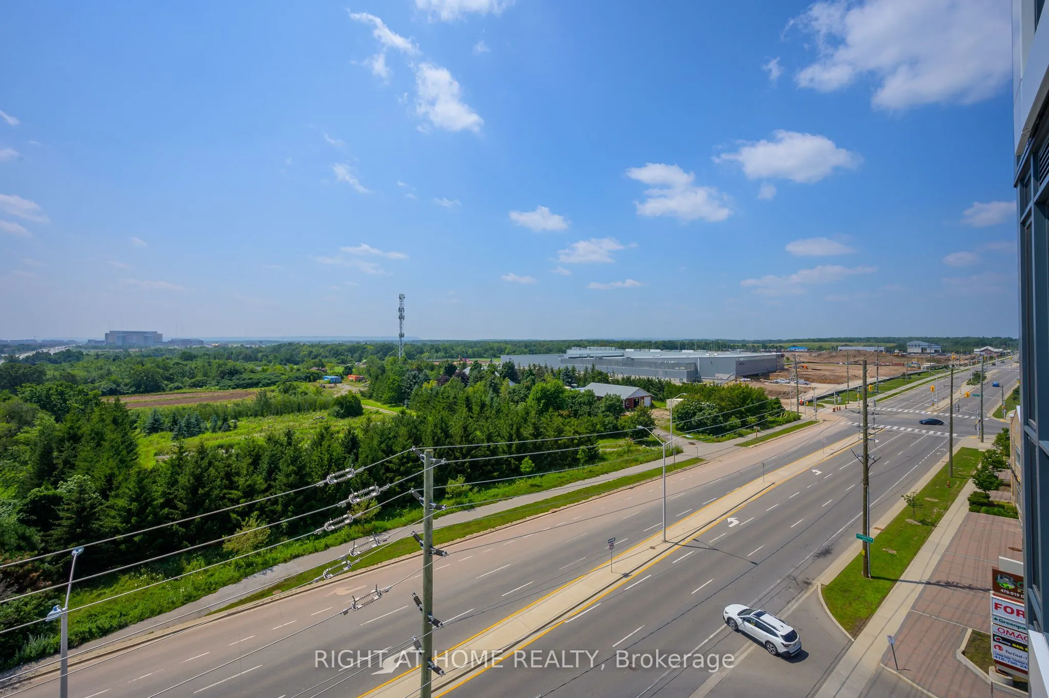 509 Dundas Street W, #605