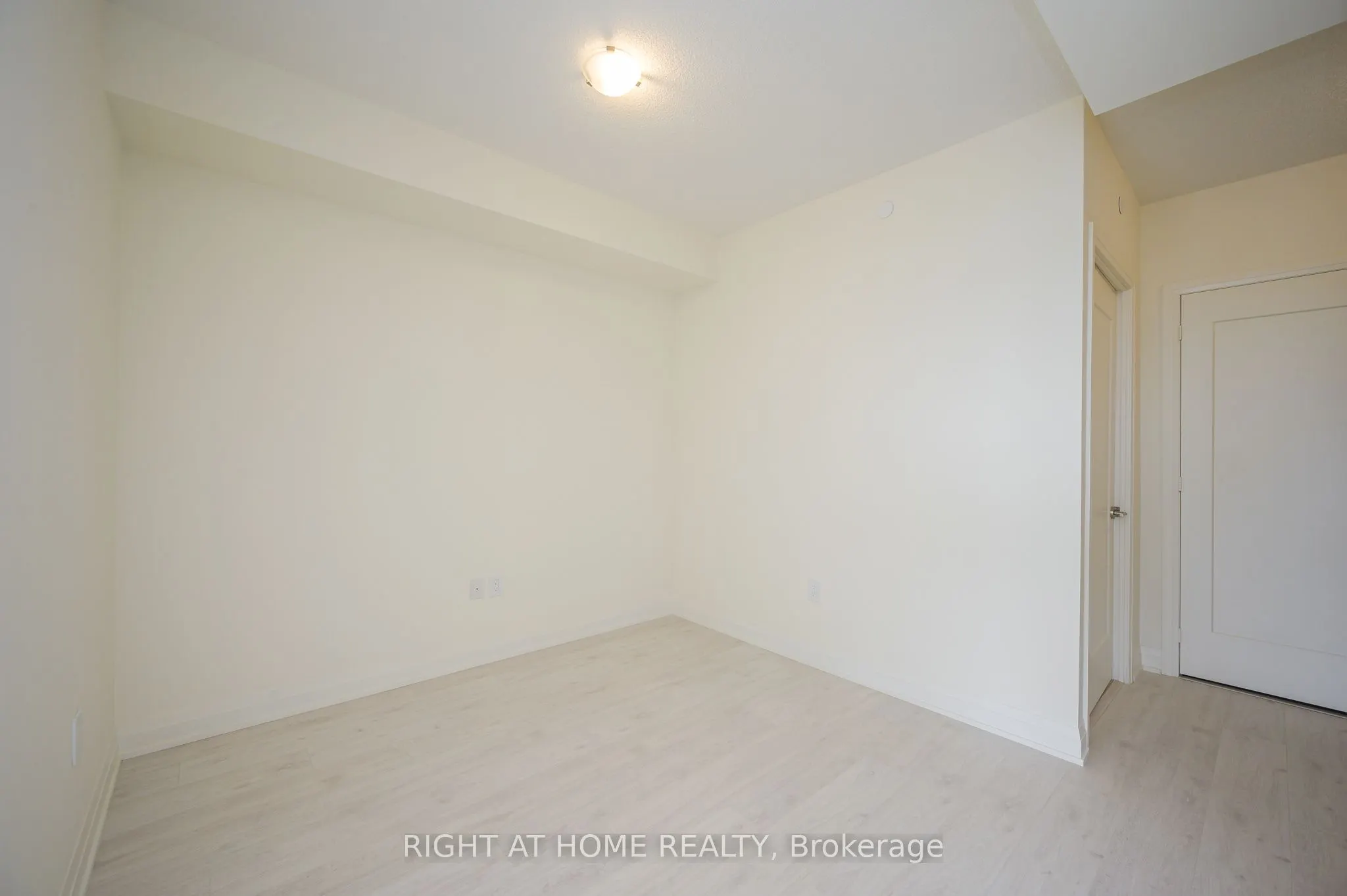 509 Dundas Street W, #605