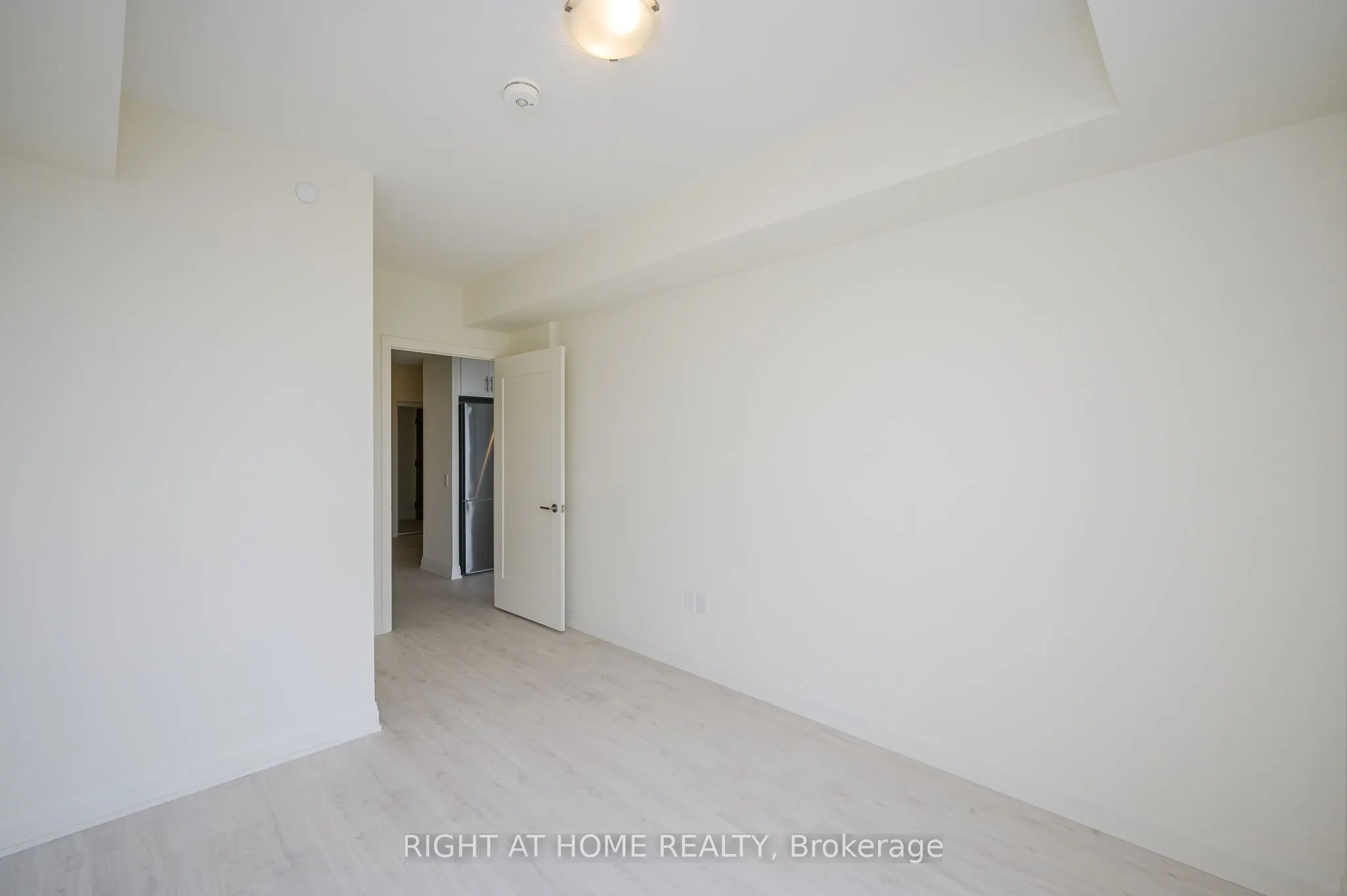 509 Dundas Street W, #605