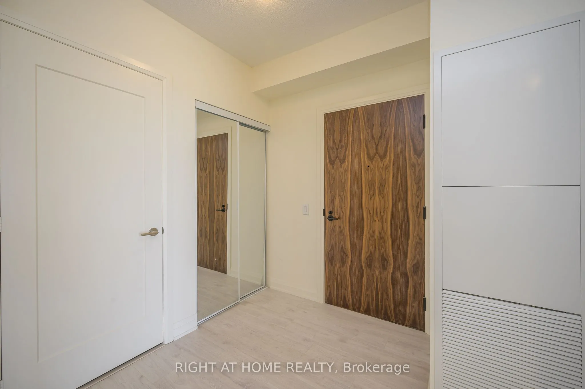 509 Dundas Street W, #605