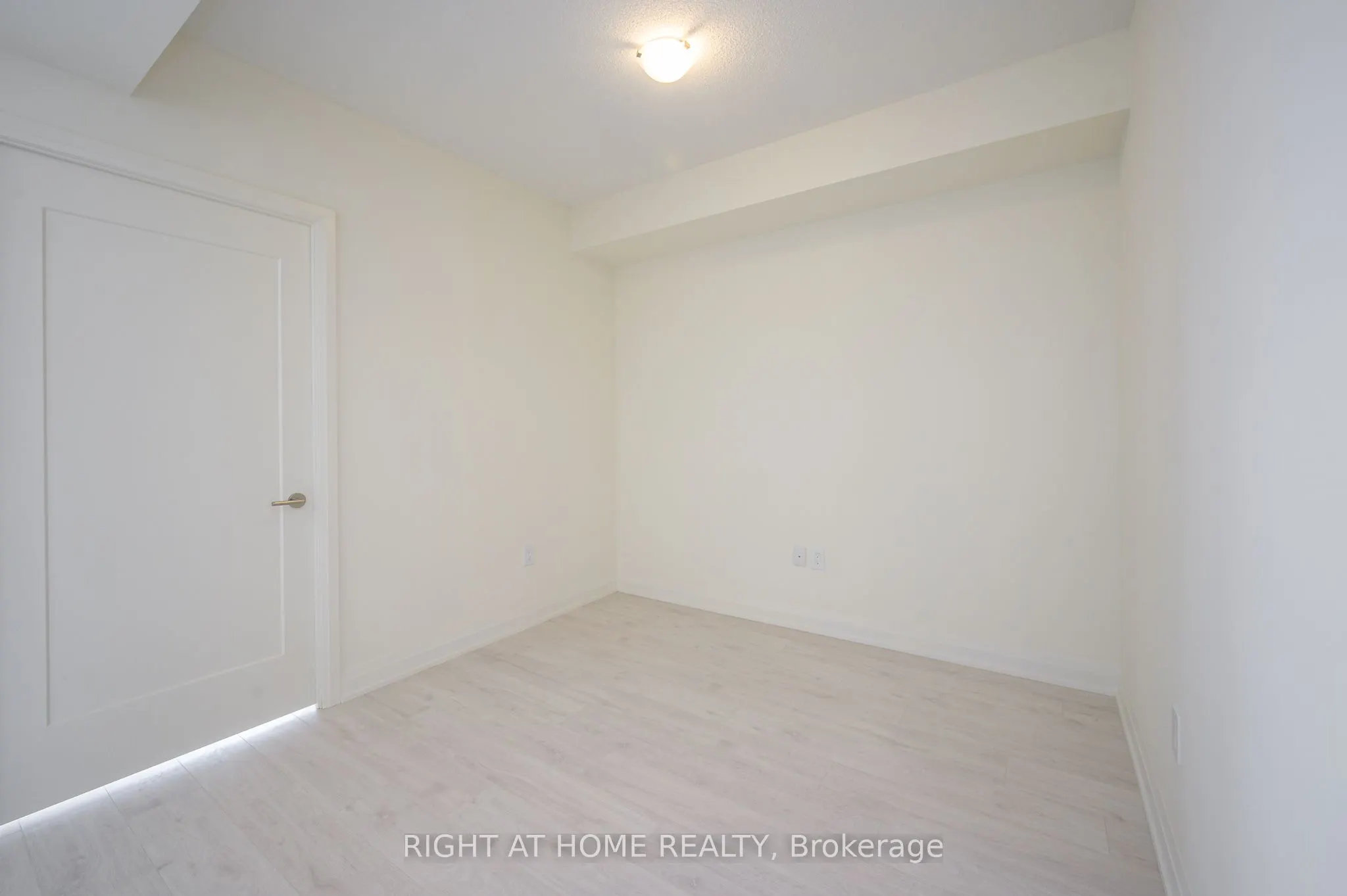 509 Dundas Street W, #605