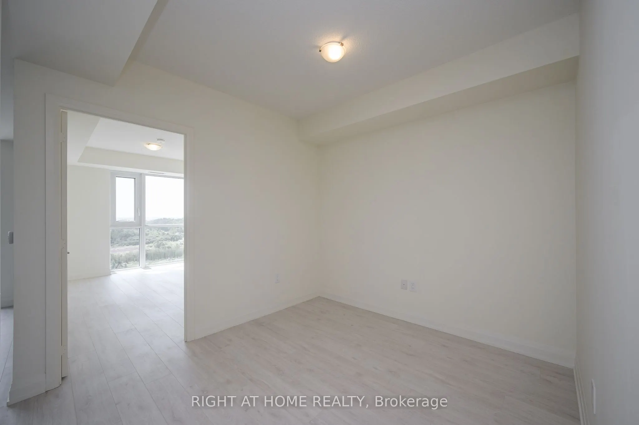 509 Dundas Street W, #605