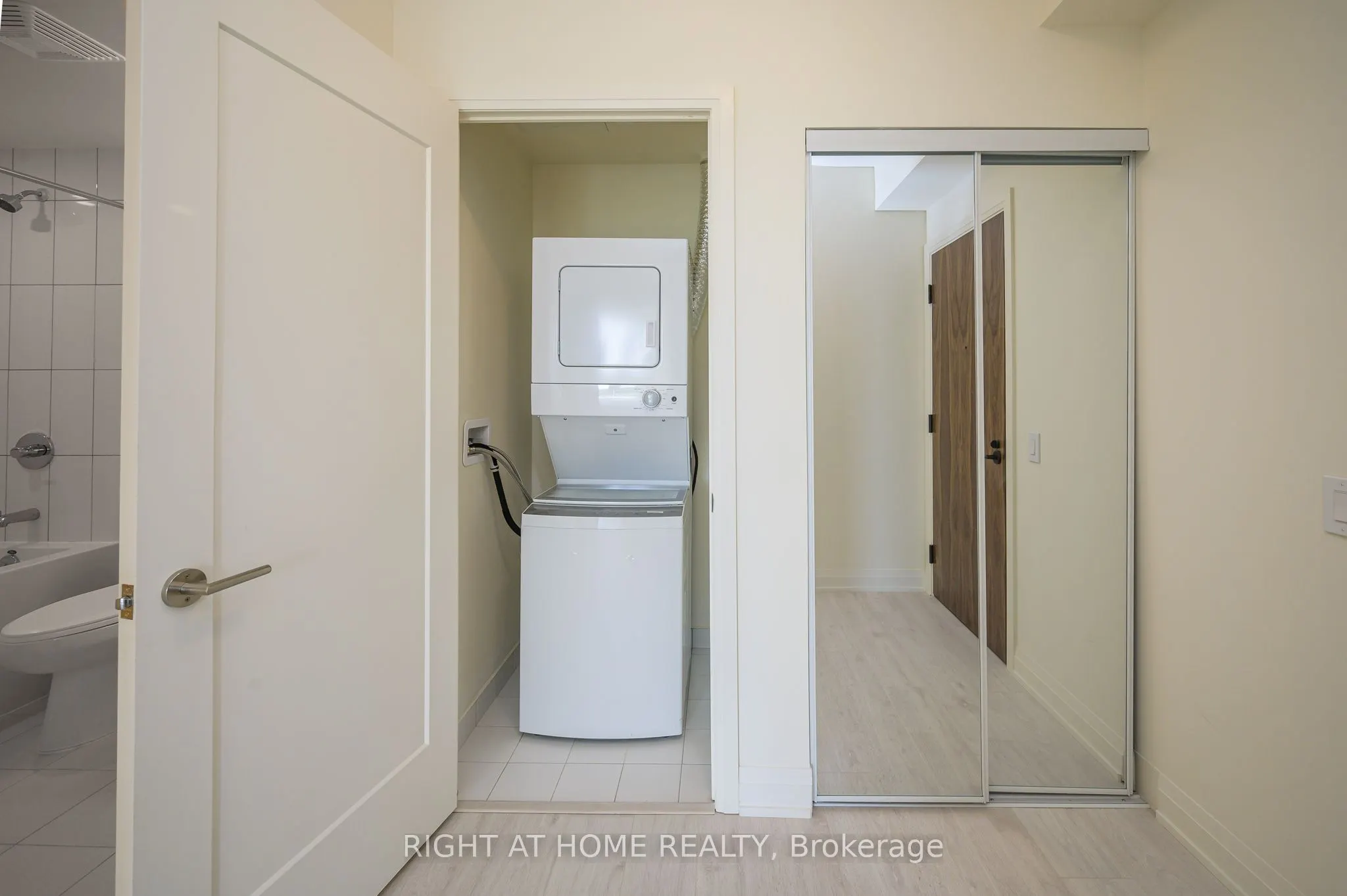 509 Dundas Street W, #605