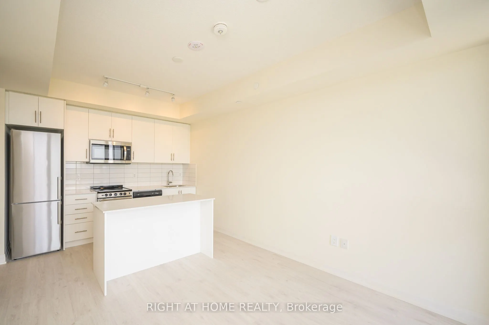 509 Dundas Street W, #605
