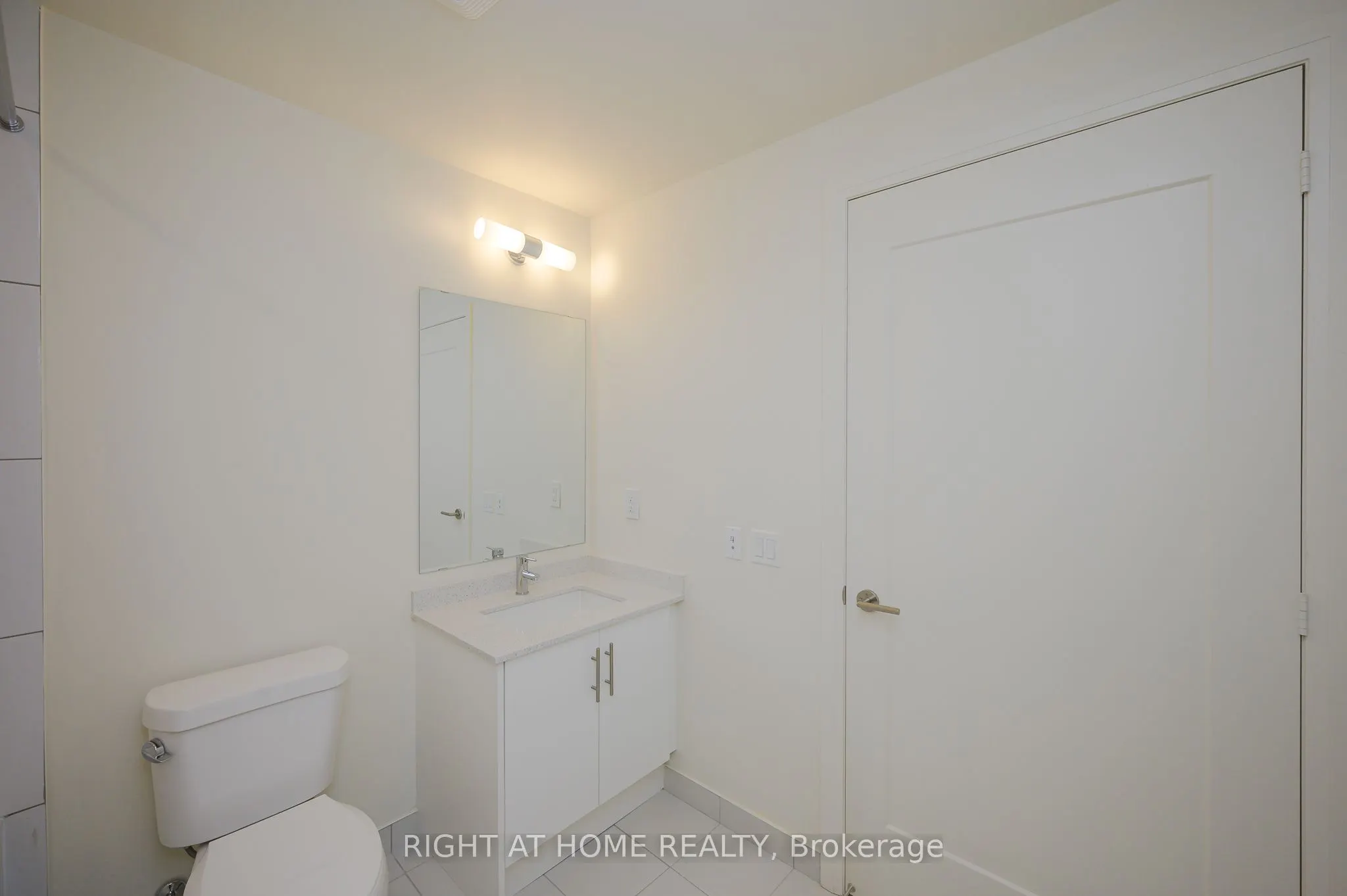 509 Dundas Street W, #605