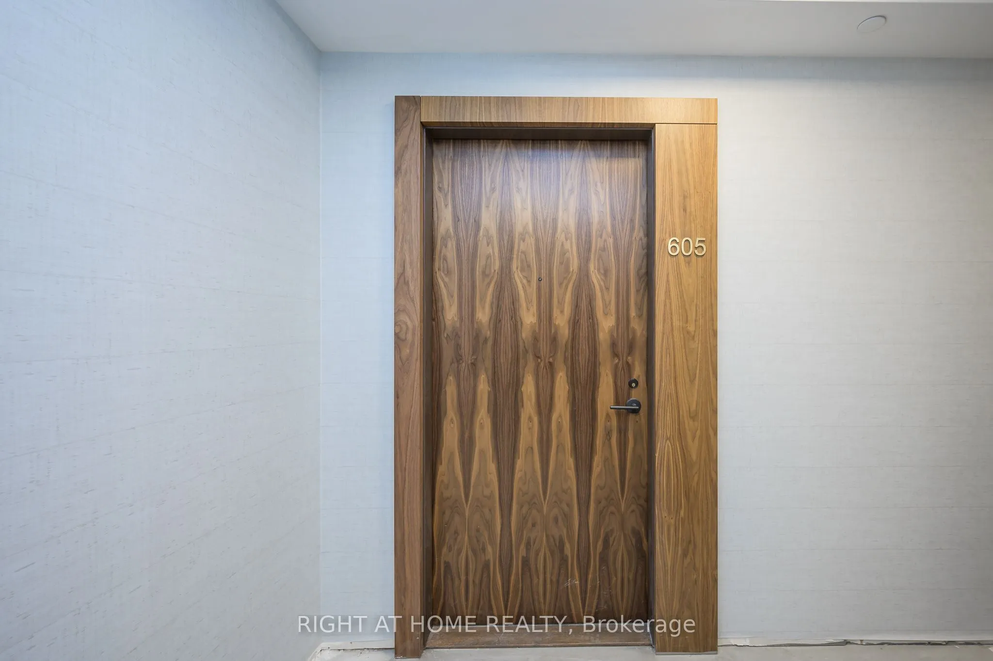 509 Dundas Street W, #605