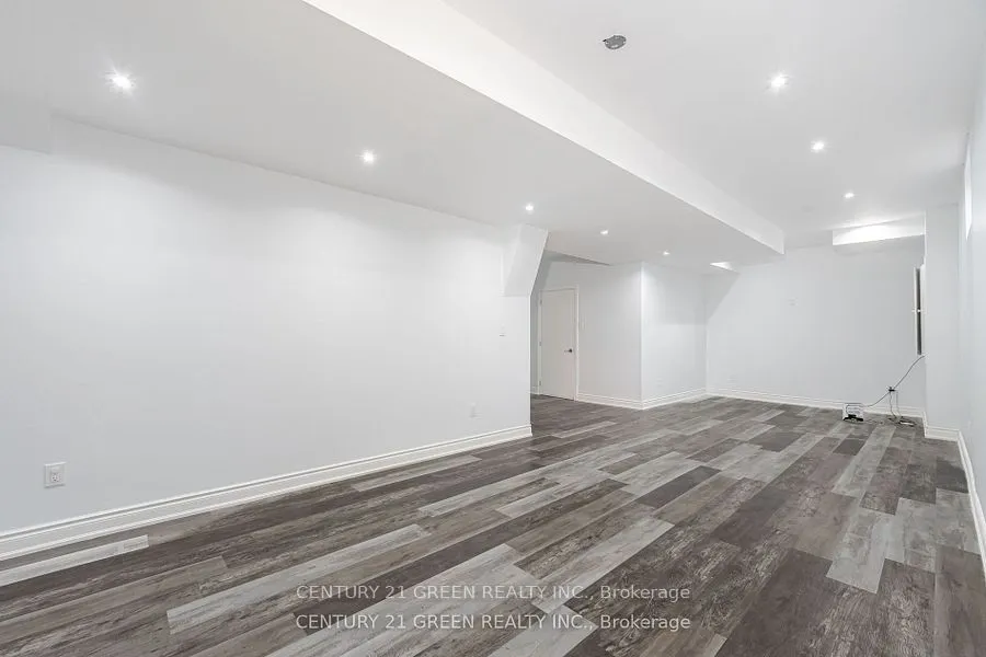 20 Foothills Crescent