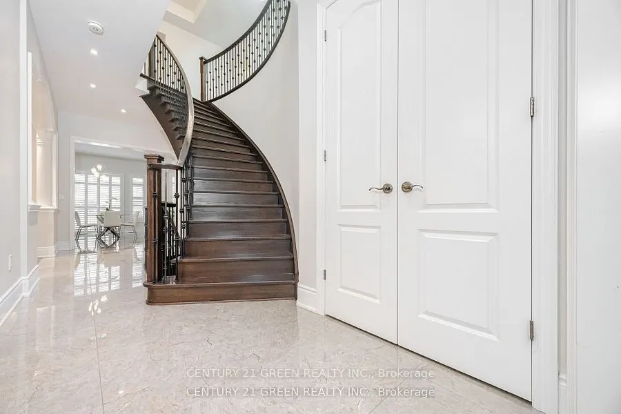 20 Foothills Crescent