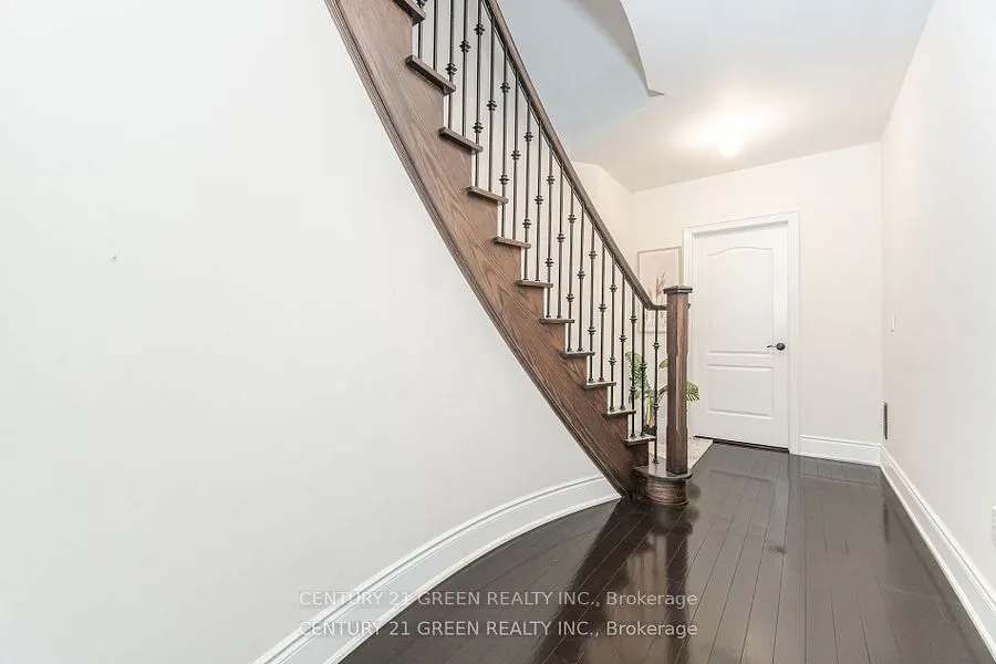 20 Foothills Crescent
