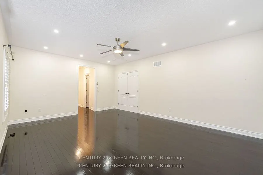 20 Foothills Crescent