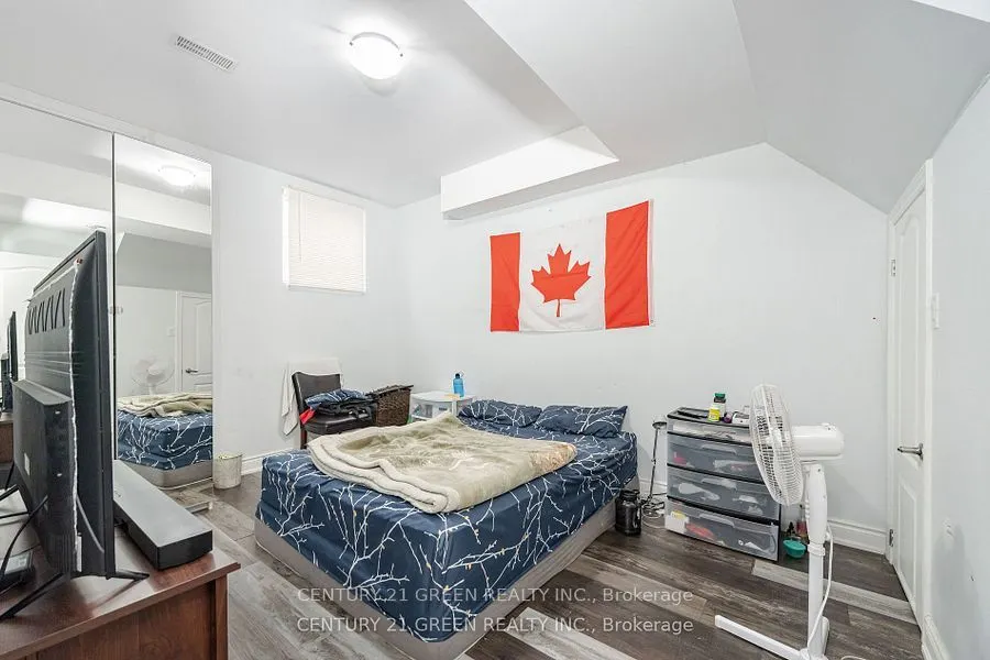 20 Foothills Crescent