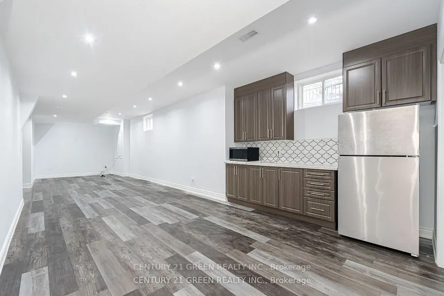 20 Foothills Crescent