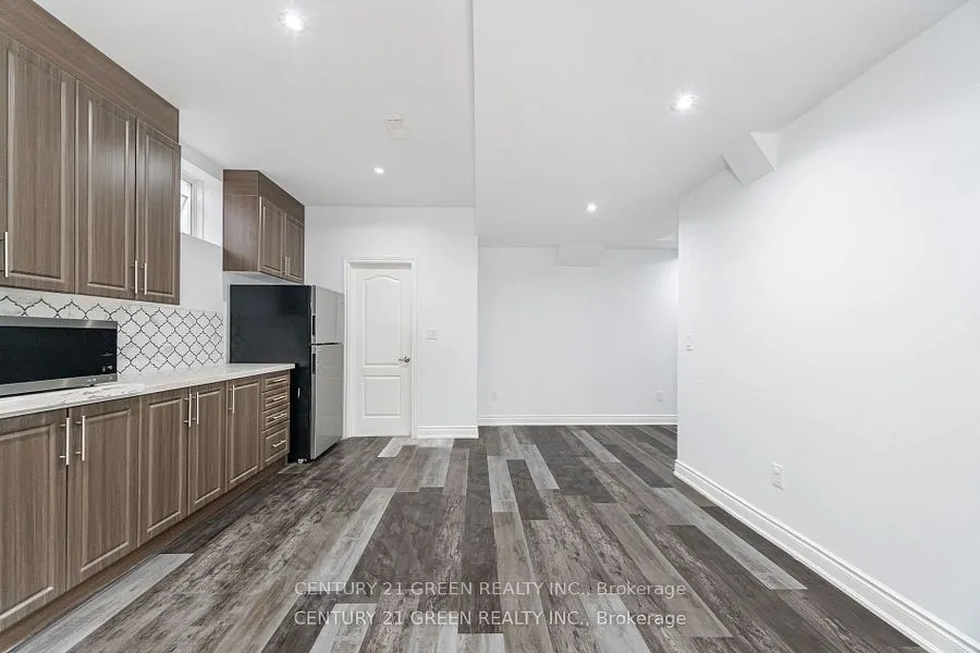 20 Foothills Crescent