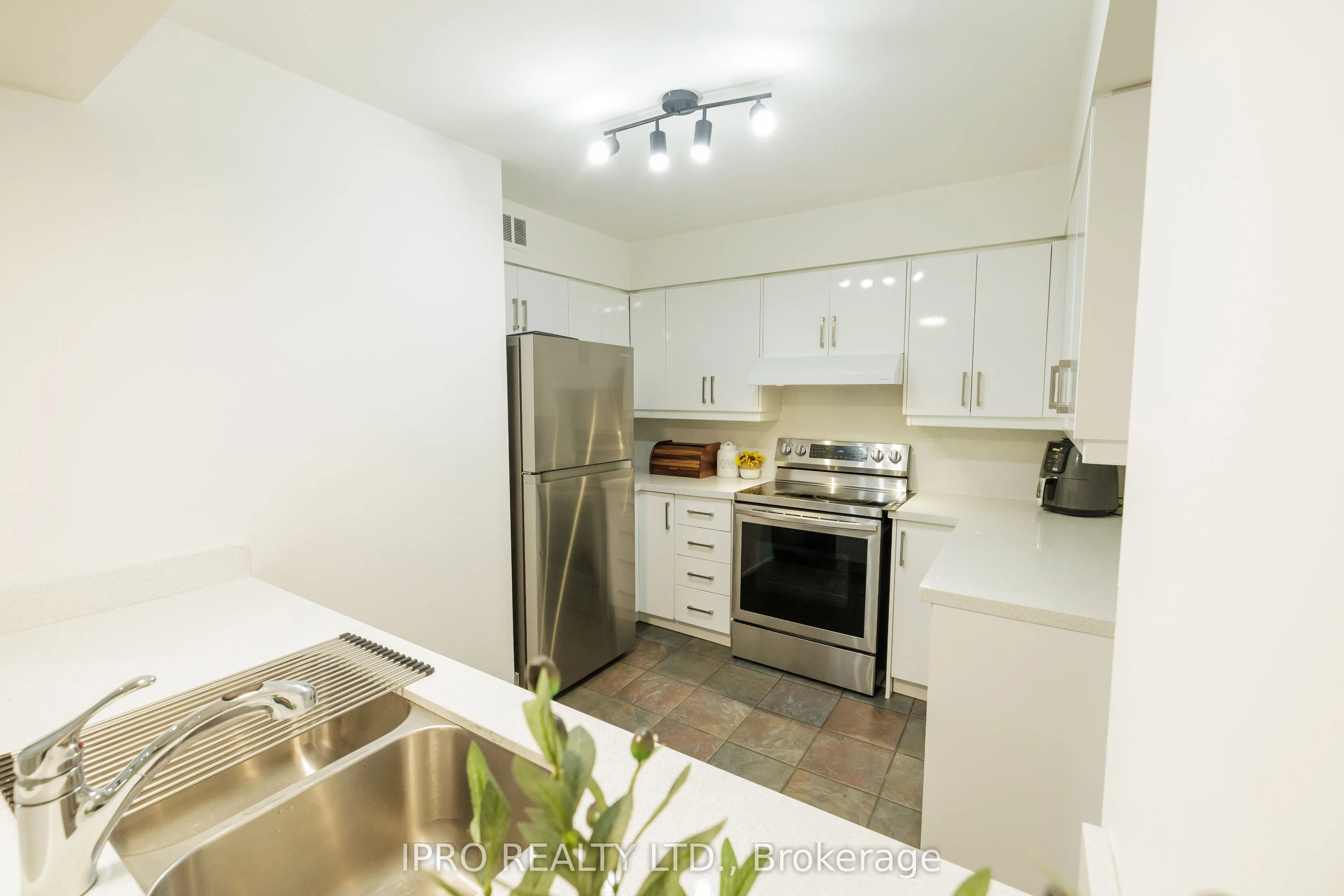 50 Eglinton Avenue W, #408
