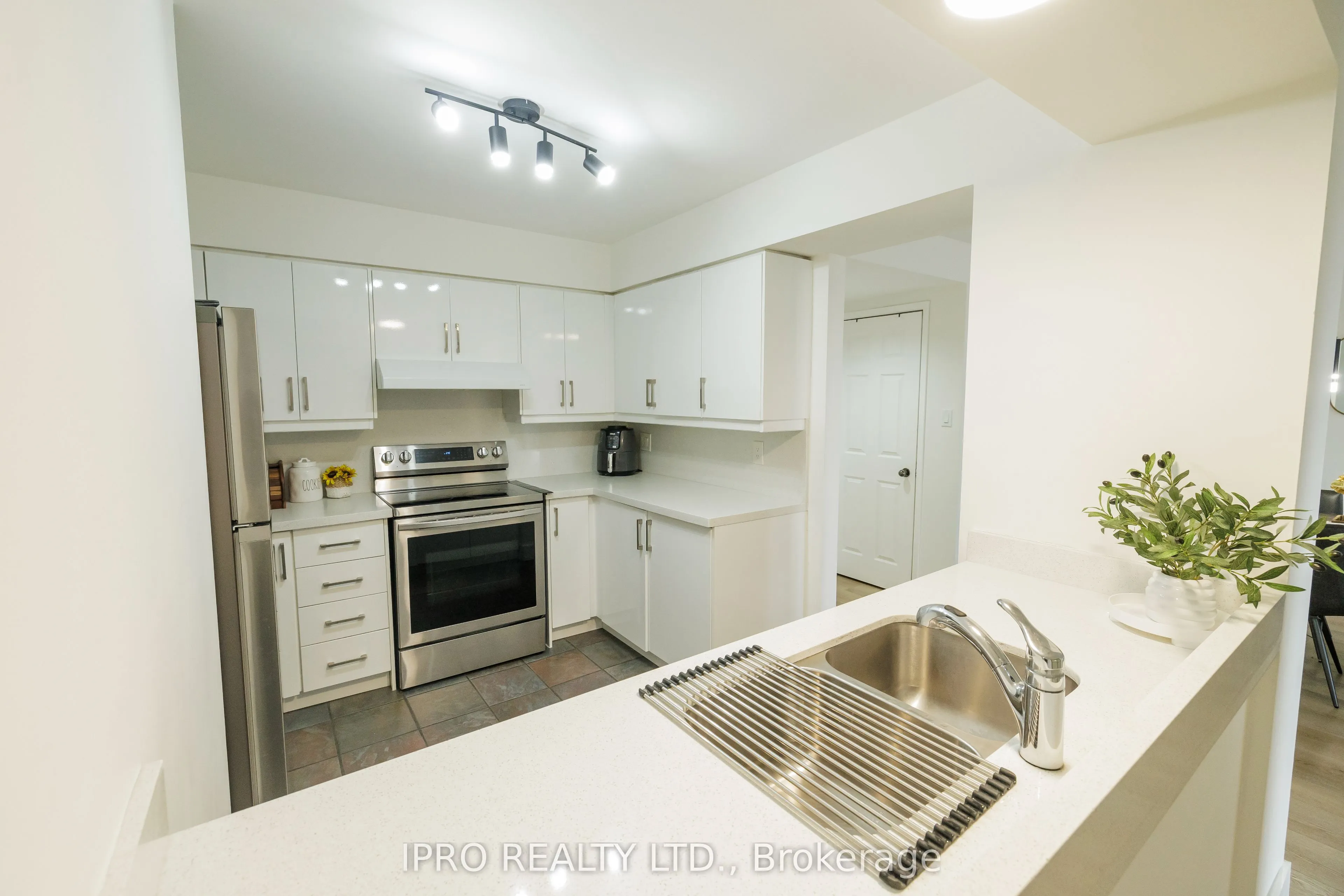 50 Eglinton Avenue W, #408