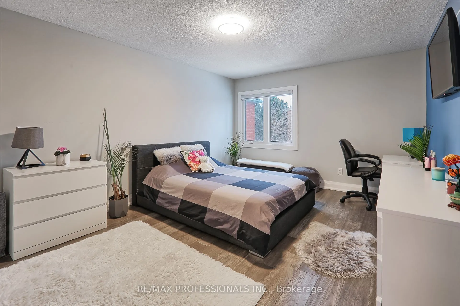 3894 Renfrew Crescent
