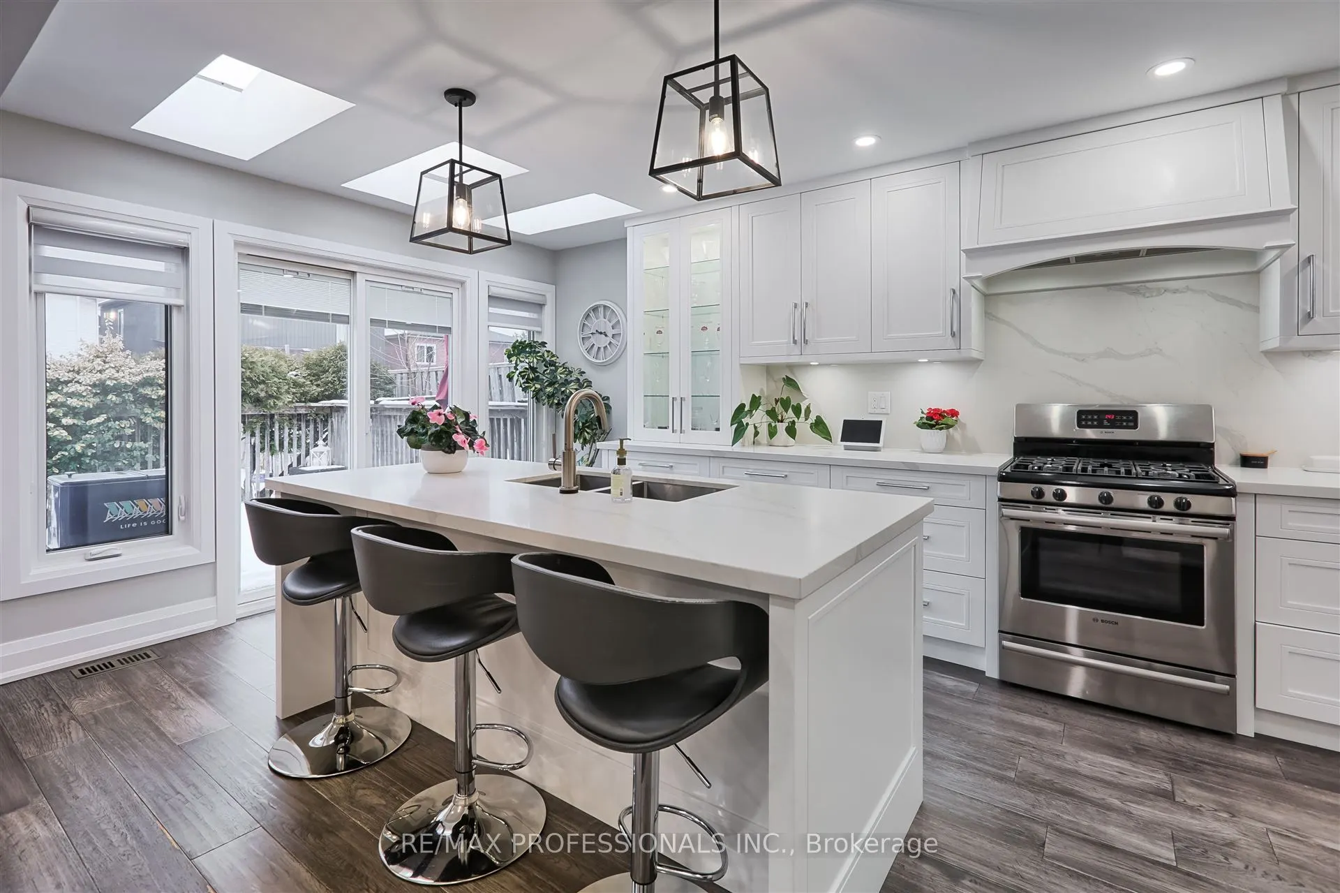 3894 Renfrew Crescent