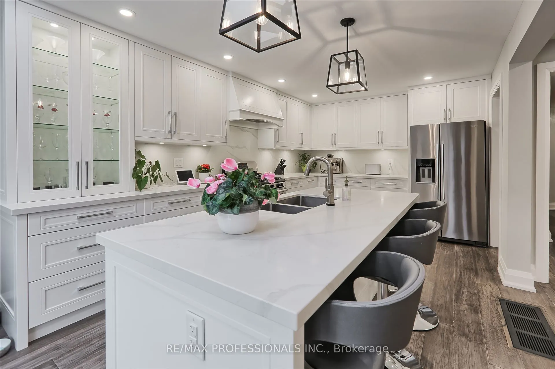 3894 Renfrew Crescent