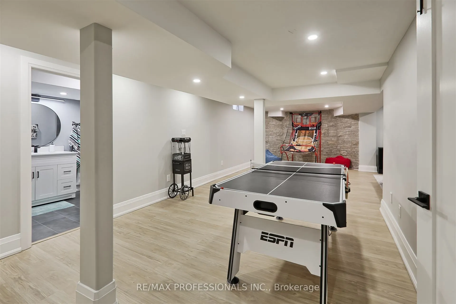 3894 Renfrew Crescent