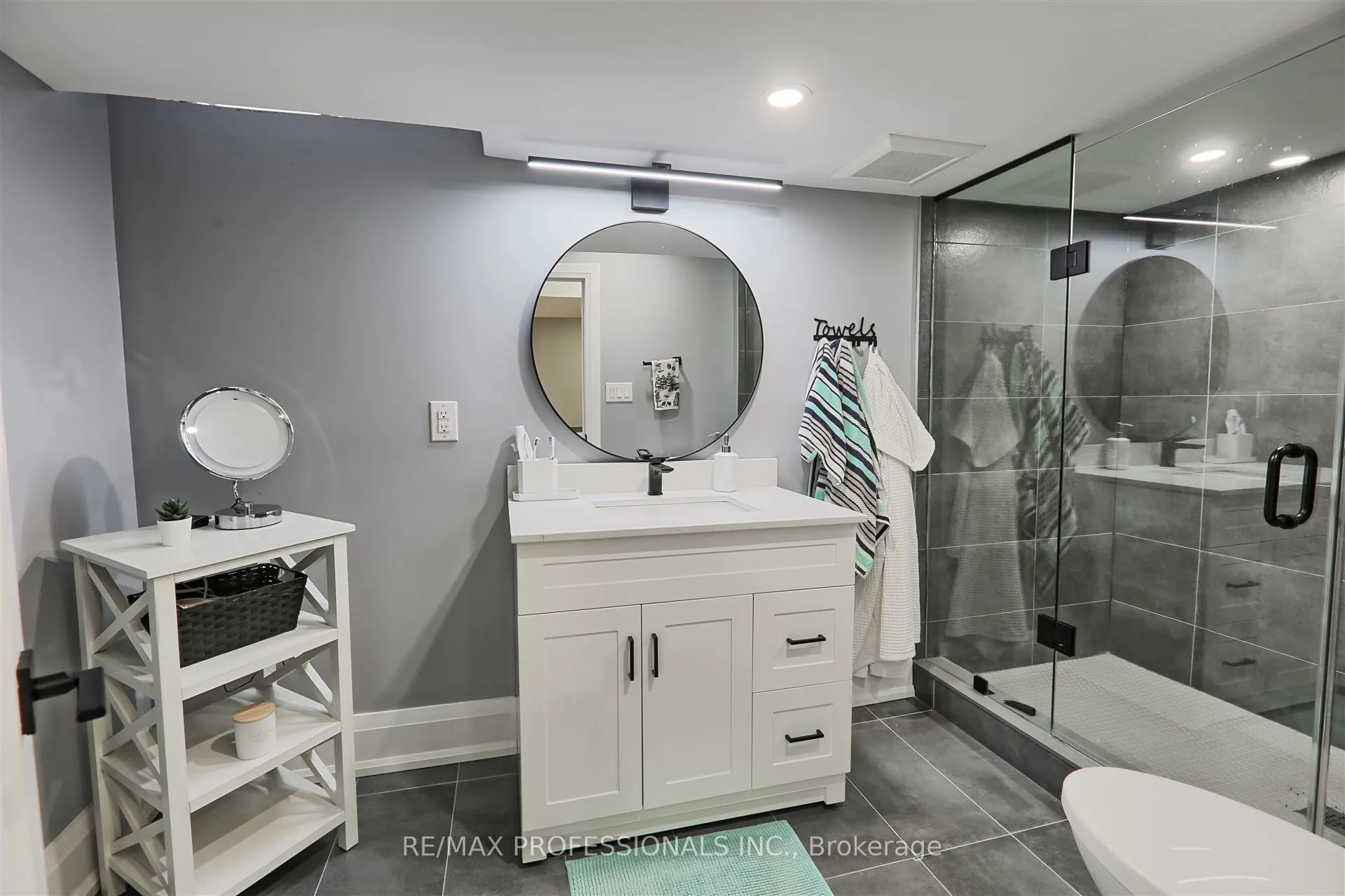 3894 Renfrew Crescent