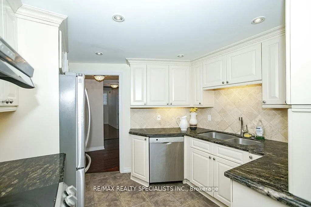 3650 Kaneff Crescent, #2301