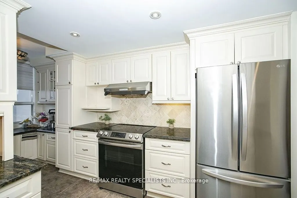 3650 Kaneff Crescent, #2301