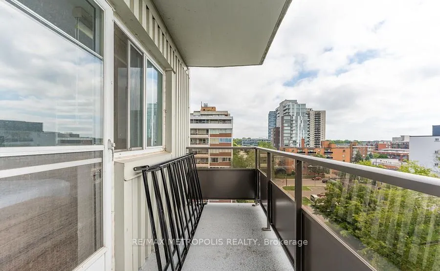 15 Elizabeth Street N, #704