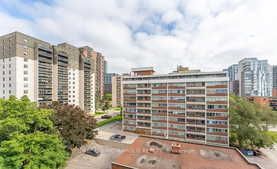 15 Elizabeth Street N, #704