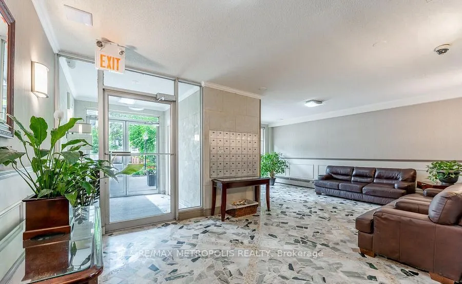 15 Elizabeth Street N, #704