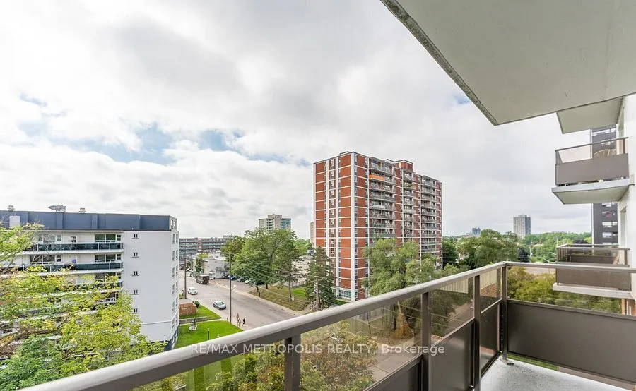 15 Elizabeth Street N, #704