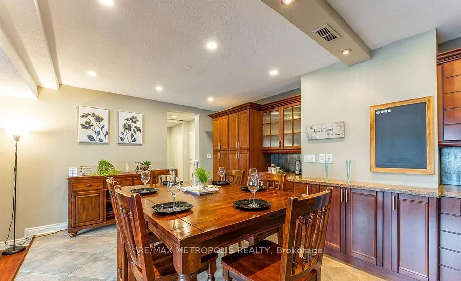 15 Elizabeth Street N, #704