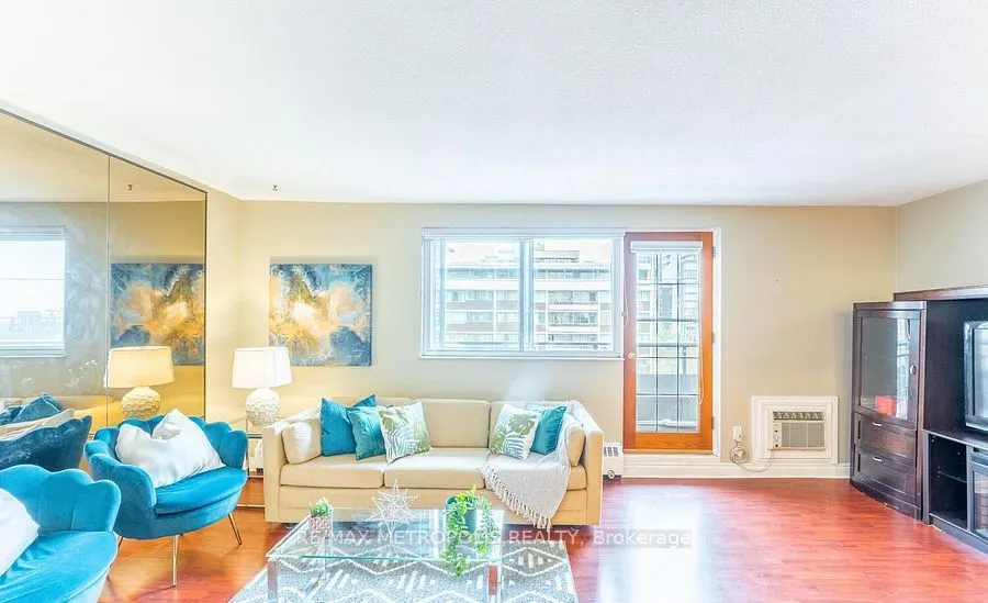 15 Elizabeth Street N, #704