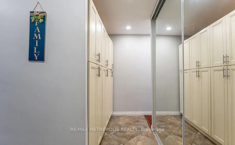 15 Elizabeth Street N, #704