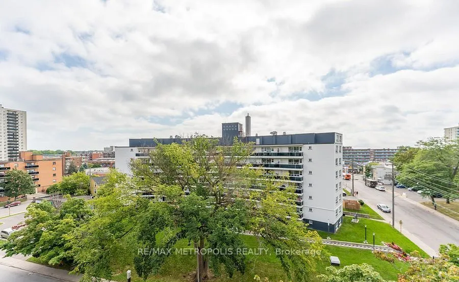 15 Elizabeth Street N, #704