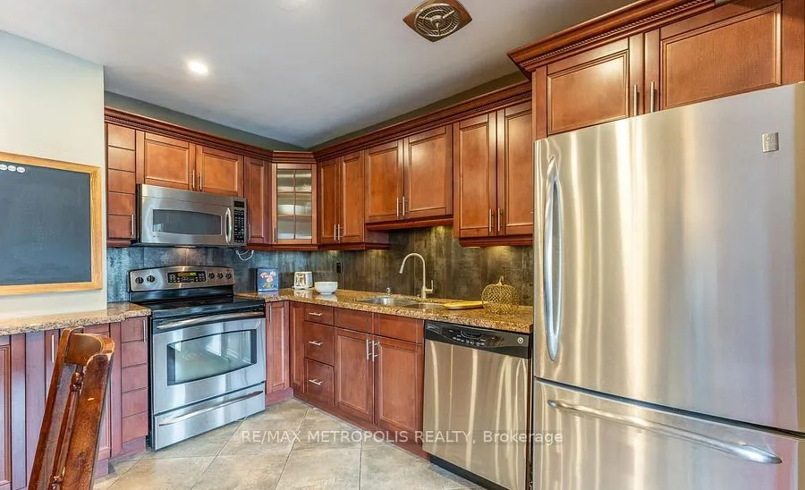 15 Elizabeth Street N, #704