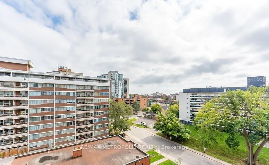 15 Elizabeth Street N, #704
