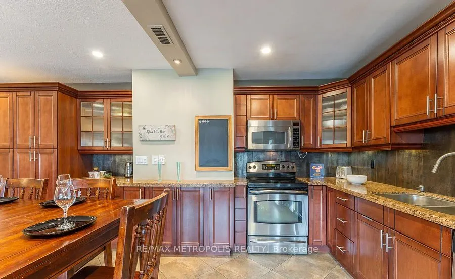 15 Elizabeth Street N, #704