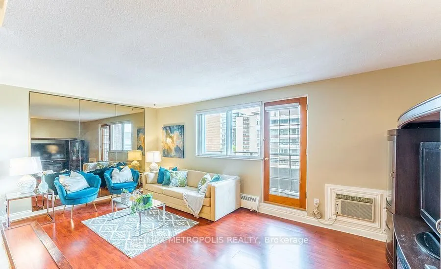 15 Elizabeth Street N, #704