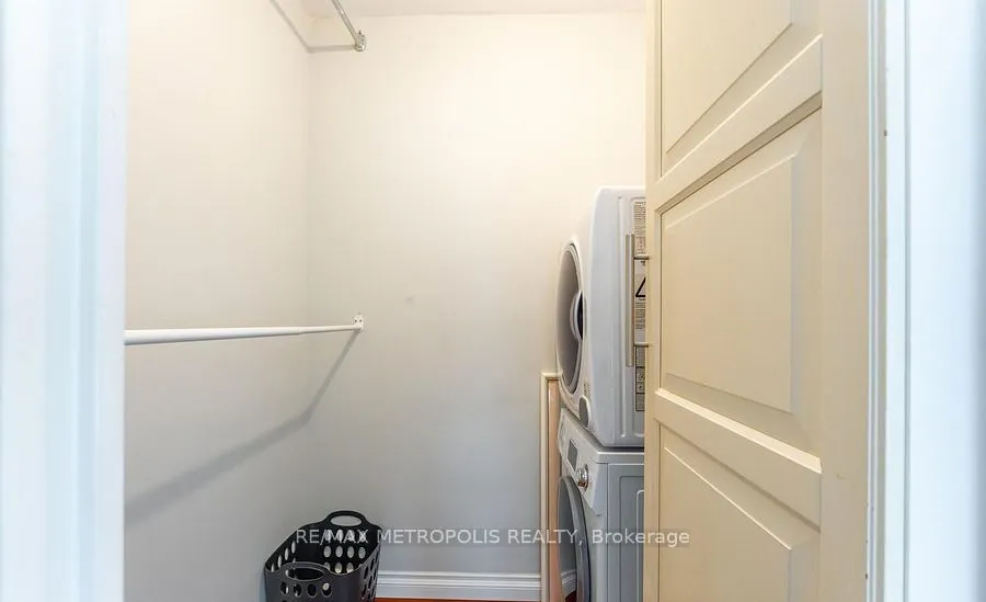 15 Elizabeth Street N, #704
