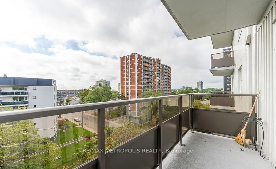 15 Elizabeth Street N, #704