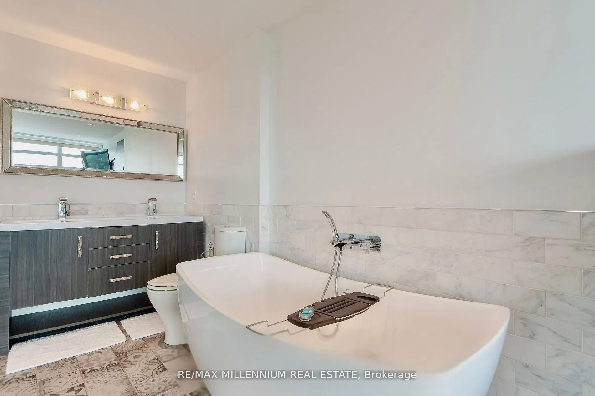 250 Manitoba Street, #827