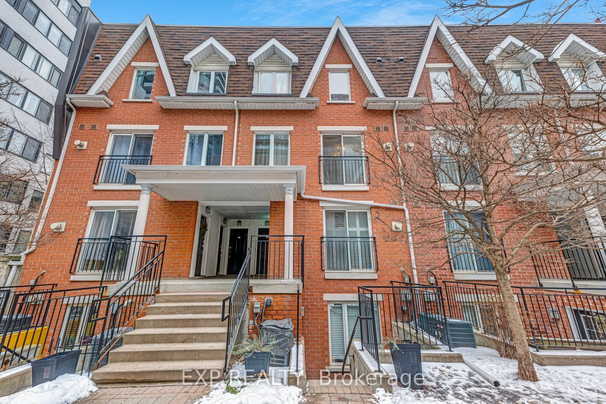 12 Laidlaw Street, #806